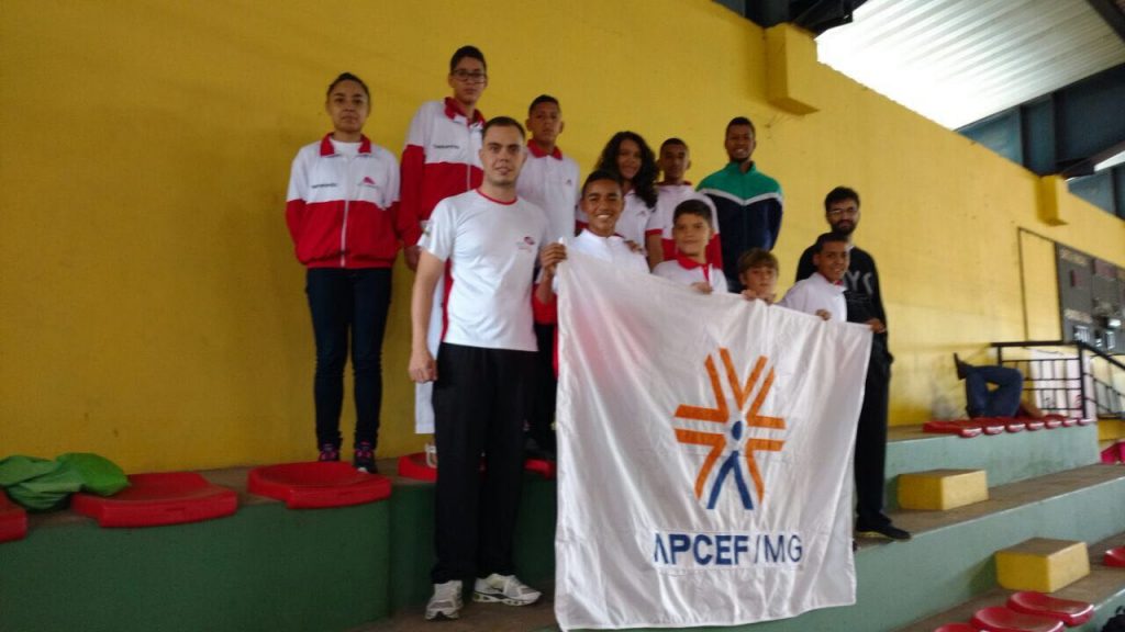 equipe-infantil-cadete-e-juvenil-com-bandeira