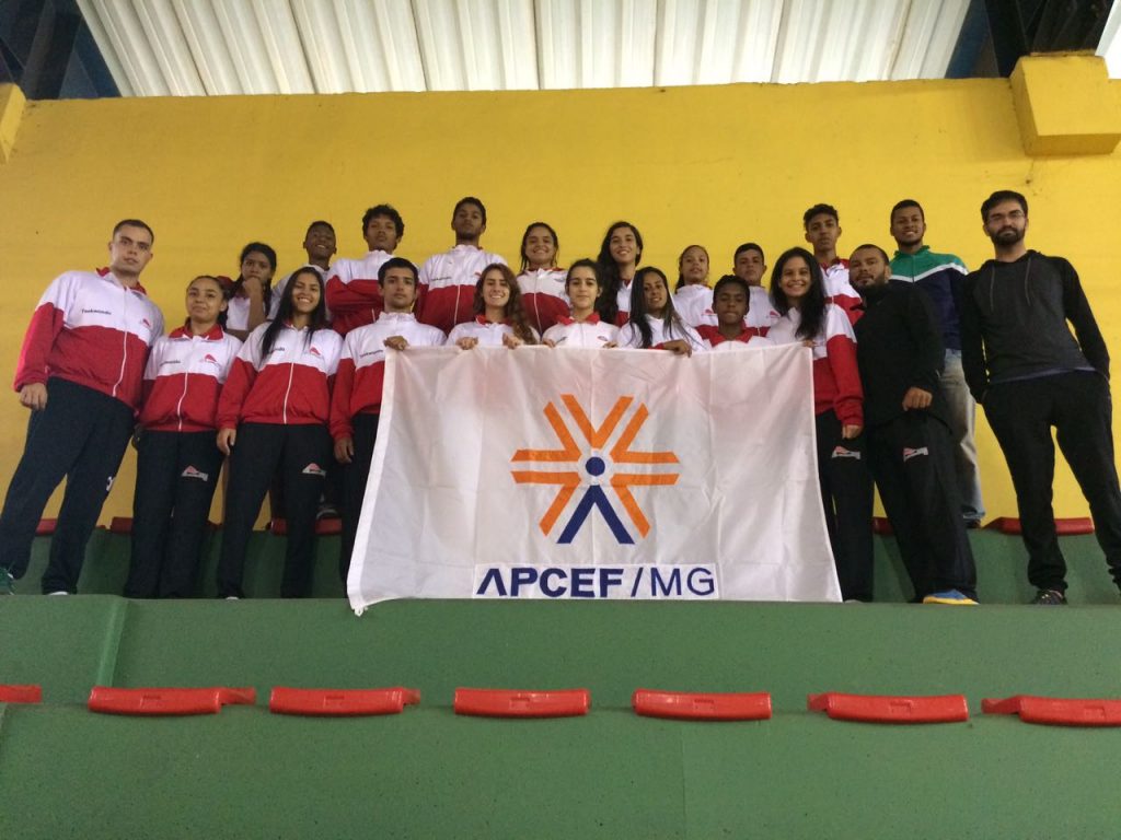 equipe-juvenil-e-adulto-com-bandeira